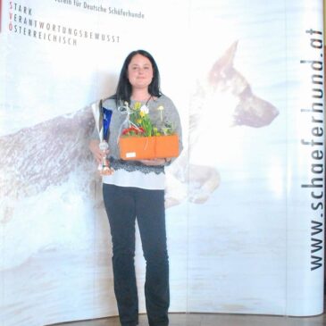 Ehrung bei der DHV in Ansfelden Tamara Seidnitzer mit ihrer Ivy von der Siegerstrasse vom SVÖ geehrt. Sie hatten es geschafft und sind in der Wertung des SVÖ TOP10 2017 in der Sparte IPO3 auf den ausgezeichneten 2.Platz erreicht.Ich als Züchter  von der Siegerstrasse sage nochmals danke für die schönen Stunden und Erfolge die du mit deiner Ivy erreicht hast und wünsche euch noch Gesundheit und viel Erfolg im FH-Sport.